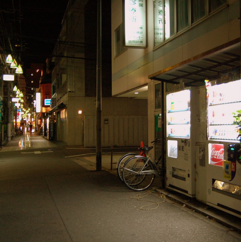 http://www.yearofnoflying.com/2009/10/15/Tokyo%20streetside%20vending%20machines.JPG